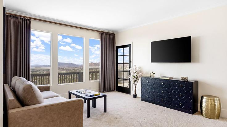 Building Vía De Oro - avantstay - 1404599 adresindeki bir dairede modern mobilyalarla zarif bir şekilde tasarlanmış oturma odası Temecula, Temecula Building Vía De Oro - avantstay - 1404599 adresindeki bir dairede modern mobilyalarla zarif bir şekilde tasarlanmış oturma odası Temecula, Temecula
