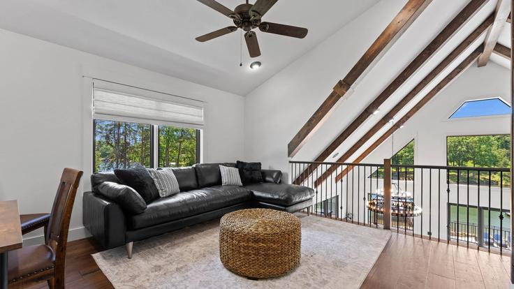 Building Vista View Drive - avantstay - 1027116 - USA adresindeki bir dairede modern mobilyalarla zarif bir şekilde tasarlanmış oturma odası Lake Norman of Catawba, Lake Norman of Catawba Building Vista View Drive - avantstay - 1027116 - USA adresindeki bir dairede modern mobilyalarla zarif bir şekilde tasarlanmış oturma odası Lake Norman of Catawba, Lake Norman of Catawba