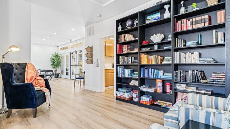 Elegant gestaltetes Wohnzimmer mit moderner Einrichtung in einer Wohnung im Building Corniche Drive - avantstay - 1058773 - LAX in Dana Point, Dana Point Elegant gestaltetes Wohnzimmer mit moderner Einrichtung in einer Wohnung im Building Corniche Drive - avantstay - 1058773 - LAX in Dana Point, Dana Point
