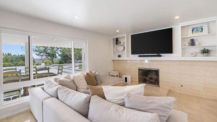 Elegantly designed living room with modern furnishings in an apartment at Building Soledad Rancho Court - avantstay - 1565929 in San Diego, San Diego