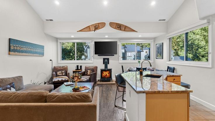 Sala de estar elegantemente projetada com móveis modernos em um apartamento no Building West Pacific Avenue - avantstay - 1536476 em Telluride, Telluride