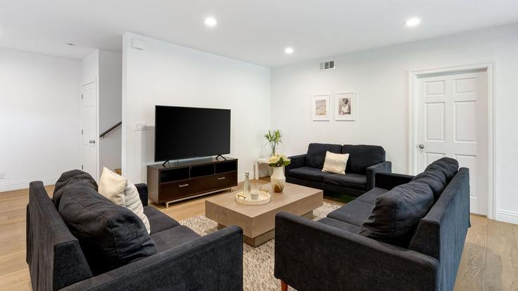 Los Angeles Los AngelesのBuilding Hollyvista Avenue - avantstay - 1028056 - LAXのアパートメントにある、モダンな家具を備えたエレガントなデザインのリビングルーム Los Angeles Los AngelesのBuilding Hollyvista Avenue - avantstay - 1028056 - LAXのアパートメントにある、モダンな家具を備えたエレガントなデザインのリビングルーム