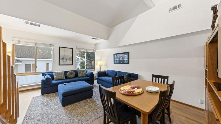 Olympic Valley, Olympic Valley에 위치한 Building Shirley Canyon Road - avantstay - 1491075 유닛의 세련된 인테리어가 돋보이는 거실