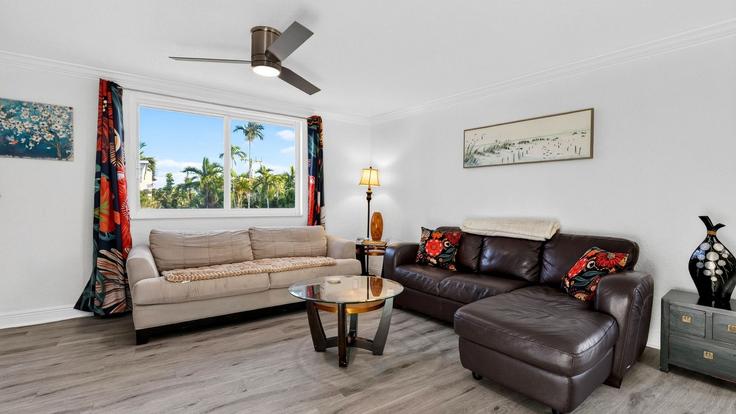 Elegant gestaltetes Wohnzimmer mit moderner Einrichtung in einer Wohnung im Building Poinciana Street - avantstay - 1595267 in Lauderdale-by-the-Sea, Lauderdale-by-the-Sea