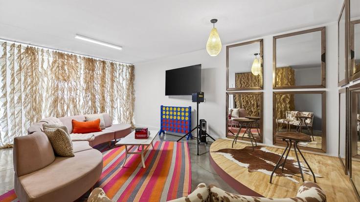 Elegante sala de estar con mobiliario moderno en un apartamento en Building Baptist World Center Drive - avantstay - 1461625 en Nashville, Nashville