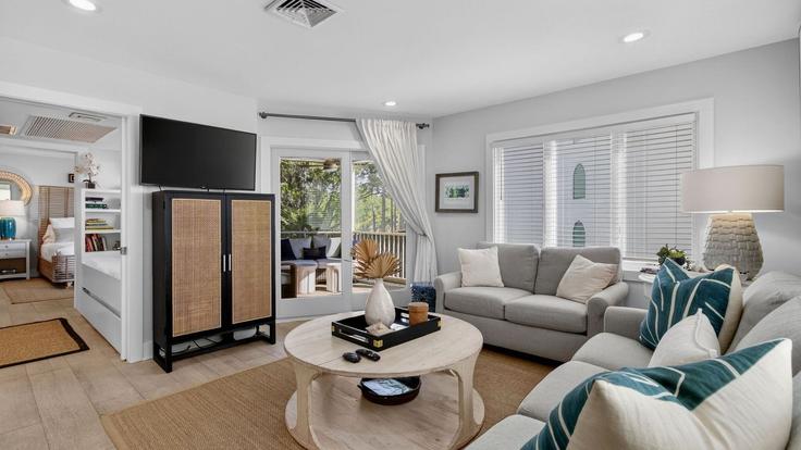 Building Palmetto Drive - avantstay - 1523605 adresindeki bir dairede modern mobilyalarla zarif bir şekilde tasarlanmış oturma odası Isle of Palms, Isle of Palms Building Palmetto Drive - avantstay - 1523605 adresindeki bir dairede modern mobilyalarla zarif bir şekilde tasarlanmış oturma odası Isle of Palms, Isle of Palms