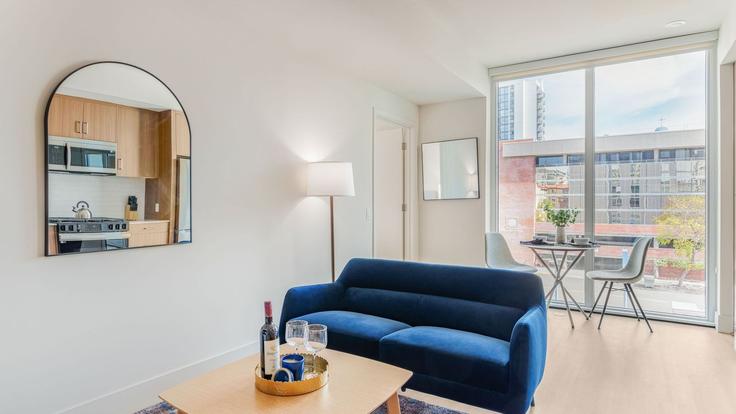 Elegant gestaltetes Wohnzimmer mit moderner Einrichtung in einer Wohnung im Building Beech Street - avantstay - 1495761 in San Diego, San Diego