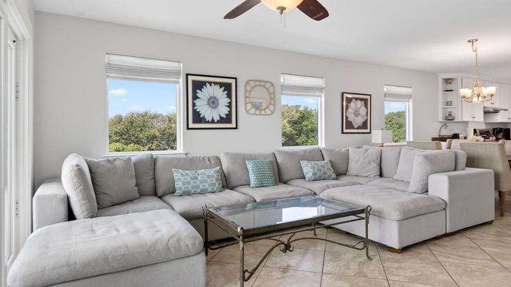 Building Redbud Lane - avantstay - 1036152 - USA adresindeki bir dairede modern mobilyalarla zarif bir şekilde tasarlanmış oturma odası Rosemary Beach, Rosemary Beach