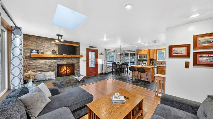 Elegant gestaltetes Wohnzimmer mit moderner Einrichtung in einer Wohnung im Building North Lake Boulevard - avantstay - 1694979 in Kings Beach, Kings Beach
