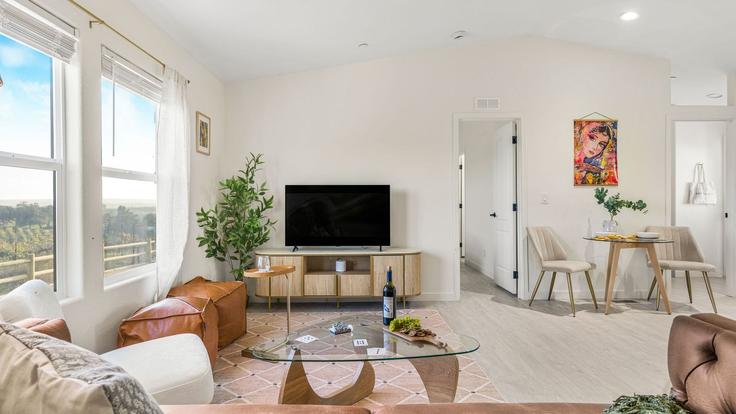 Paso Robles Paso RoblesのBuilding Shandon Highway - avantstay - 1468400のアパートメントにある、モダンな家具を備えたエレガントなデザインのリビングルーム