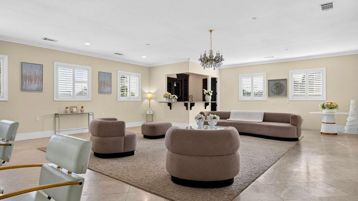 Elegantly designed living room with modern furnishings in an apartment at Building South H Street - avantstay - 1593993 in Bakersfield, Bakersfield