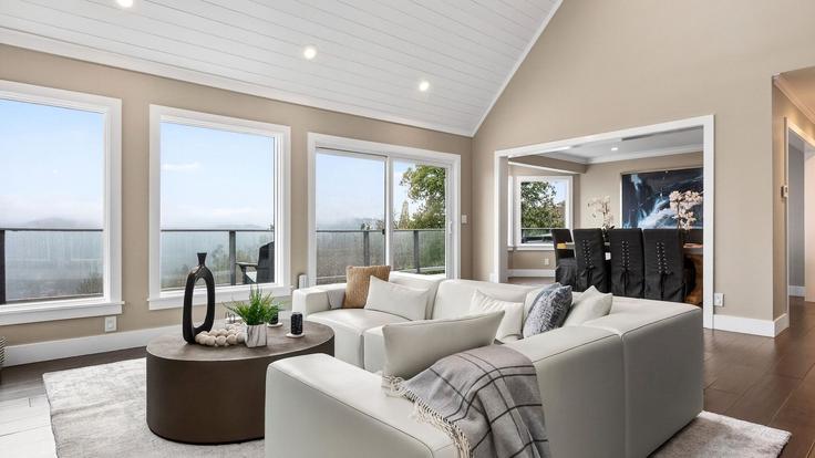 Elegant gestaltetes Wohnzimmer mit moderner Einrichtung in einer Wohnung im Building Matterhorn Drive - avantstay - 1491070 in Lake Arrowhead, Lake Arrowhead Elegant gestaltetes Wohnzimmer mit moderner Einrichtung in einer Wohnung im Building Matterhorn Drive - avantstay - 1491070 in Lake Arrowhead, Lake Arrowhead