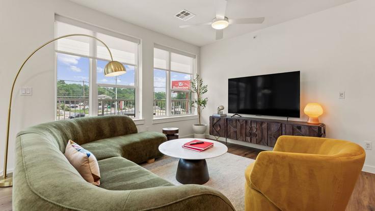 Elegantly designed living room with modern furnishings in an apartment at Building Menchaca Road - avantstay - 1396930 in Austin, Austin Elegantly designed living room with modern furnishings in an apartment at Building Menchaca Road - avantstay - 1396930 in Austin, Austin