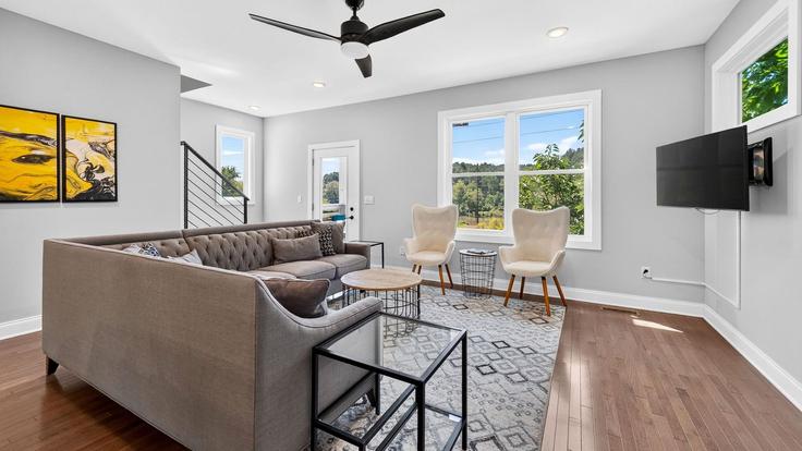 Salle de séjour élégante avec mobilier moderne dans un appartement à Building Riverside Drive - avantstay - 1622450 à Woodfin, Woodfin