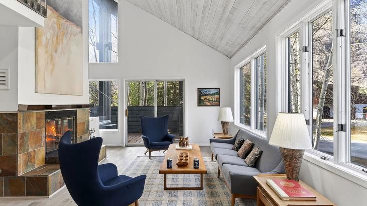 Vail, Vail에 위치한 Building Aspen Lane - avantstay - 1515140 유닛의 세련된 인테리어가 돋보이는 거실 Vail, Vail에 위치한 Building Aspen Lane - avantstay - 1515140 유닛의 세련된 인테리어가 돋보이는 거실