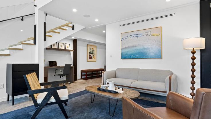 Salle de séjour élégante avec mobilier moderne dans un appartement à Building Venice Way - avantstay - 1586950 à Los Angeles, Los Angeles Salle de séjour élégante avec mobilier moderne dans un appartement à Building Venice Way - avantstay - 1586950 à Los Angeles, Los Angeles