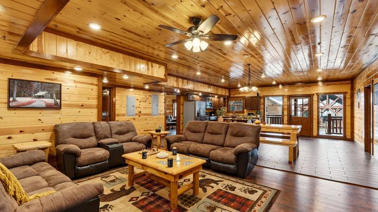 Building Green Mountain Way - avantstay - 1465769 adresindeki bir dairede modern mobilyalarla zarif bir şekilde tasarlanmış oturma odası Pigeon Forge, Pigeon Forge