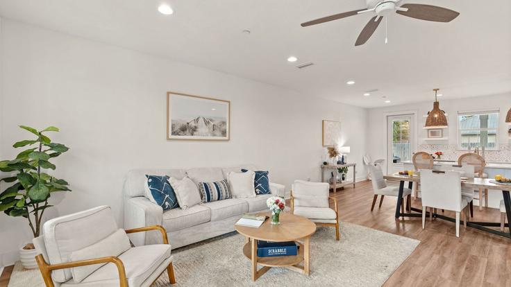 Panama City Beach, Panama City Beach에 위치한 Building South Thomas Drive - avantstay - 1585117 유닛의 세련된 인테리어가 돋보이는 거실 Panama City Beach, Panama City Beach에 위치한 Building South Thomas Drive - avantstay - 1585117 유닛의 세련된 인테리어가 돋보이는 거실
