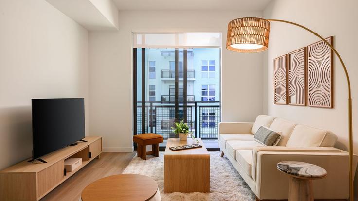 Miami MiamiのBuilding Northeast 28th Street - avantstay - 1400009のアパートメントにある、モダンな家具を備えたエレガントなデザインのリビングルーム