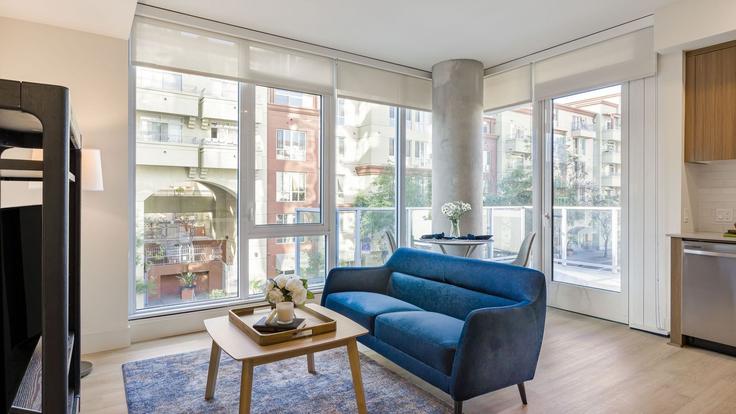 Elegante sala de estar con mobiliario moderno en un apartamento en Building Beech Street - avantstay - 1495762 en San Diego, San Diego