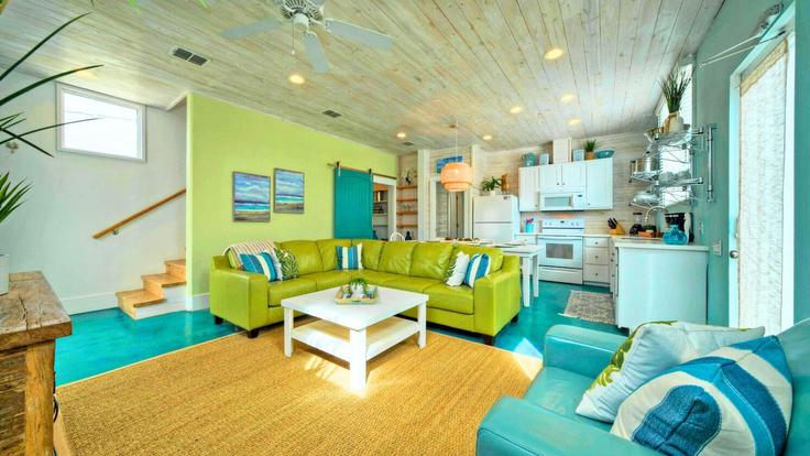 Port Aransas, Port Aransas에 위치한 Building East Avenue C - avantstay - 1027411 - USA 유닛의 세련된 인테리어가 돋보이는 거실 Port Aransas, Port Aransas에 위치한 Building East Avenue C - avantstay - 1027411 - USA 유닛의 세련된 인테리어가 돋보이는 거실