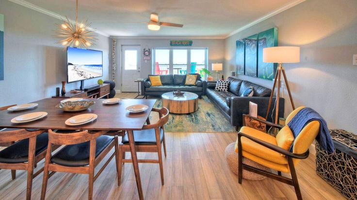 Elegante sala de estar con mobiliario moderno en un apartamento en Building Island Retreat Court - avantstay - 1060746 - USA en Port Aransas, Port Aransas
