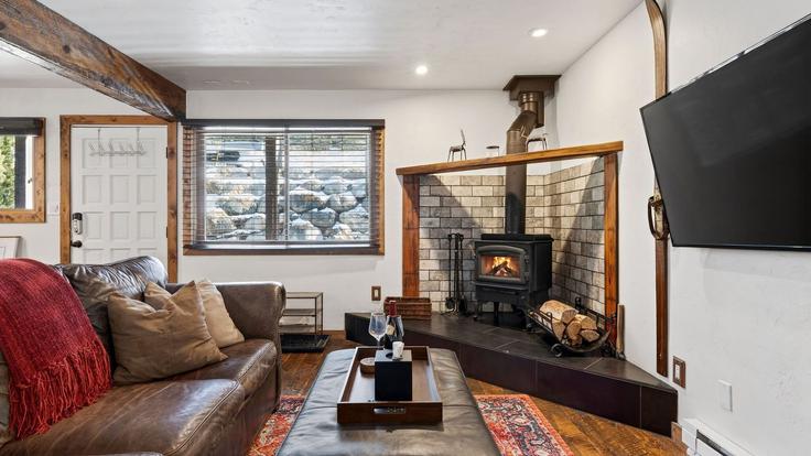 Salle de séjour élégante avec mobilier moderne dans un appartement à Building Eagle Drive - avantstay - 1475864 à Avon, Avon