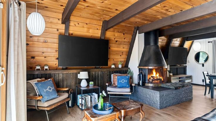 Building Ridgecrest Drive - avantstay - 1600456 adresindeki bir dairede modern mobilyalarla zarif bir şekilde tasarlanmış oturma odası Big Bear Lake, Big Bear Lake