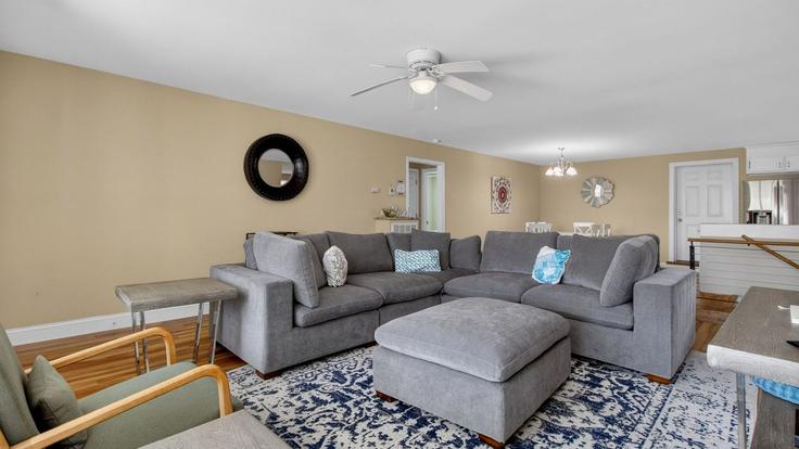 Salle de séjour élégante avec mobilier moderne dans un appartement à Building East Ashley Avenue - avantstay - 1497768 à Folly Beach, Folly Beach Salle de séjour élégante avec mobilier moderne dans un appartement à Building East Ashley Avenue - avantstay - 1497768 à Folly Beach, Folly Beach