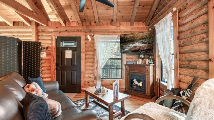 Salle de séjour élégante avec mobilier moderne dans un appartement à Building Laurel Lick Road - avantstay - 1640148 à Sevierville, Sevierville