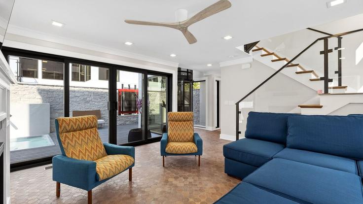 Sala de estar elegantemente projetada com móveis modernos em um apartamento no Building Overby Road - avantstay - 1524012 em Nashville, Nashville Sala de estar elegantemente projetada com móveis modernos em um apartamento no Building Overby Road - avantstay - 1524012 em Nashville, Nashville