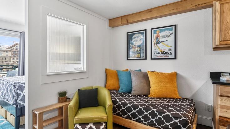 Sala de estar elegantemente projetada com móveis modernos em um apartamento no Building Lost Creek Lane - avantstay - 1459661 em Mountain Village, Mountain Village