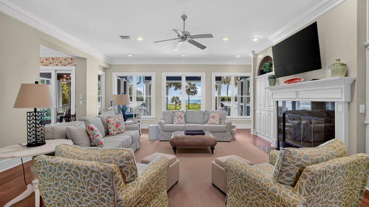 Salle de séjour élégante avec mobilier moderne dans un appartement à Building Palm Boulevard - avantstay - 1027646 - USA à Isle of Palms, Isle of Palms Salle de séjour élégante avec mobilier moderne dans un appartement à Building Palm Boulevard - avantstay - 1027646 - USA à Isle of Palms, Isle of Palms