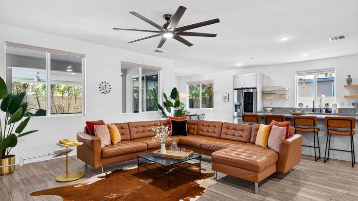 Elegante sala de estar con mobiliario moderno en un apartamento en Building Wheatley Court - avantstay - 1606597 en Indio, Indio Elegante sala de estar con mobiliario moderno en un apartamento en Building Wheatley Court - avantstay - 1606597 en Indio, Indio