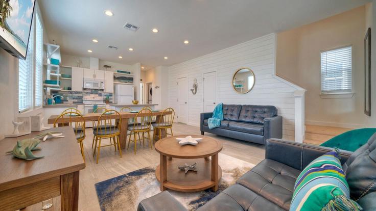 Port Aransas, Port Aransas에 위치한 Building Oleander Street - avantstay - 1270742 유닛의 세련된 인테리어가 돋보이는 거실