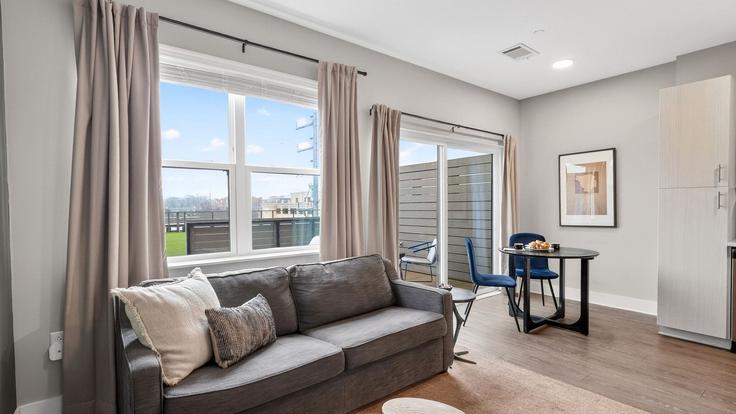 Elegante sala de estar con mobiliario moderno en un apartamento en Building Belcourt Avenue - avantstay - 1521597 en Nashville, Nashville