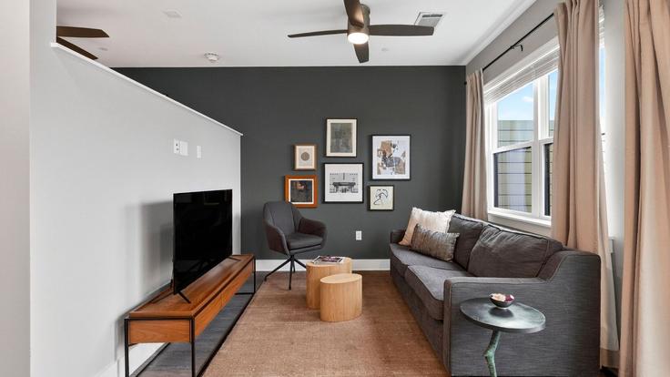 Nashville, Nashville에 위치한 Building Belcourt Avenue - avantstay - 1515164 유닛의 세련된 인테리어가 돋보이는 거실