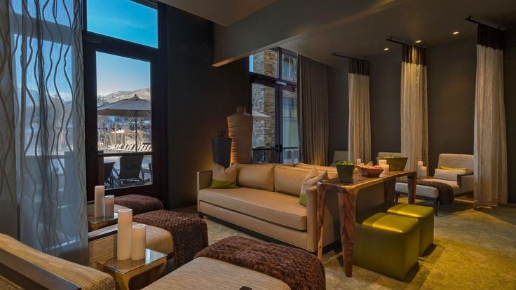 Building Riverfront Lane - avantstay - 1027298 - USA adresindeki bir dairede modern mobilyalarla zarif bir şekilde tasarlanmış oturma odası Avon, Avon