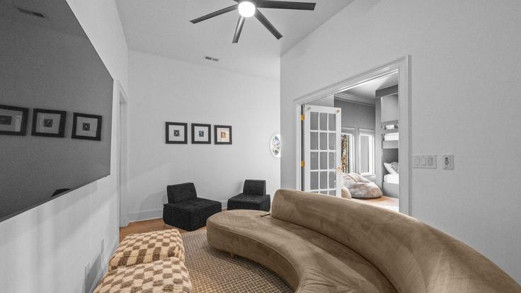 Denver DenverのBuilding Windsong Road - avantstay - 1399969のアパートメントにある、モダンな家具を備えたエレガントなデザインのリビングルーム