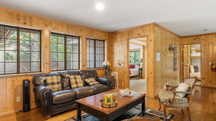 Sala de estar elegantemente projetada com móveis modernos em um apartamento no Building Waterview Drive - avantstay - 1396954 em Big Bear Lake, Big Bear Lake