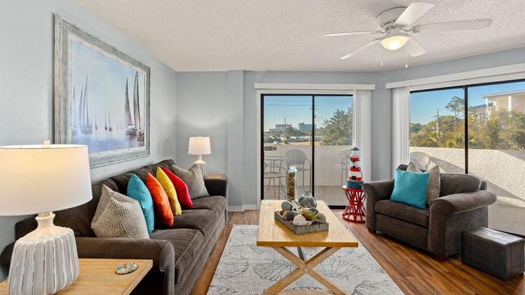 Elegante sala de estar con mobiliario moderno en un apartamento en Building Thomas Drive - avantstay - 1467690 en Lower Grand Lagoon, Lower Grand Lagoon