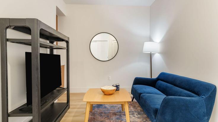 Elegant gestaltetes Wohnzimmer mit moderner Einrichtung in einer Wohnung im Building Beech Street - avantstay - 1494701 in San Diego, San Diego