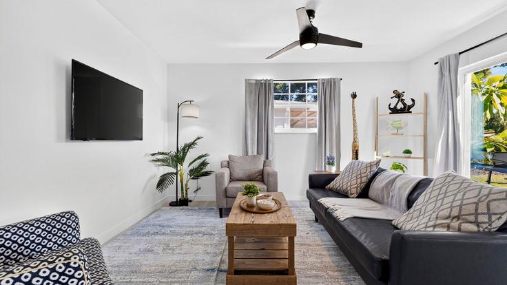 Sala de estar elegantemente projetada com móveis modernos em um apartamento no Building 108th Avenue North - avantstay - 1631290 em Naples Park, Naples Park