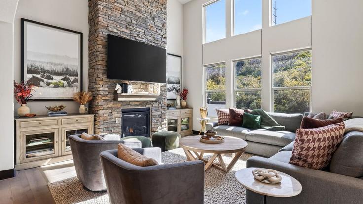 Sala de estar elegantemente projetada com móveis modernos em um apartamento no Building Abigail Drive - avantstay - 1541548 em Kamas, Kamas Sala de estar elegantemente projetada com móveis modernos em um apartamento no Building Abigail Drive - avantstay - 1541548 em Kamas, Kamas