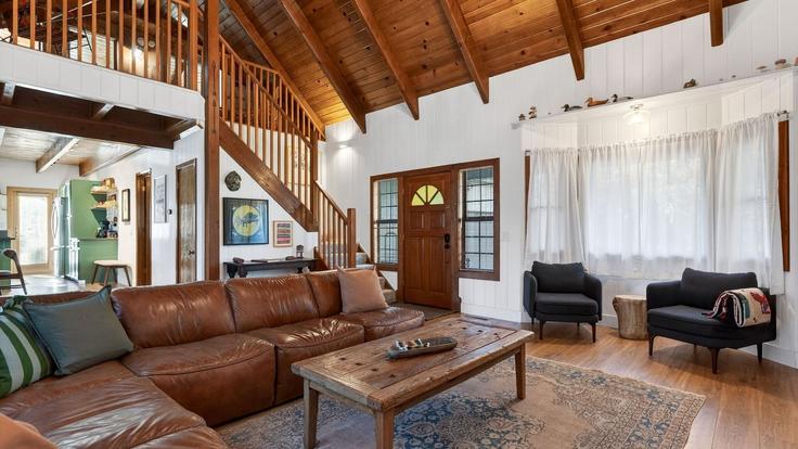 Elegant gestaltetes Wohnzimmer mit moderner Einrichtung in einer Wohnung im Building Bernina Drive - avantstay - 1497770 in Lake Arrowhead, Lake Arrowhead Elegant gestaltetes Wohnzimmer mit moderner Einrichtung in einer Wohnung im Building Bernina Drive - avantstay - 1497770 in Lake Arrowhead, Lake Arrowhead