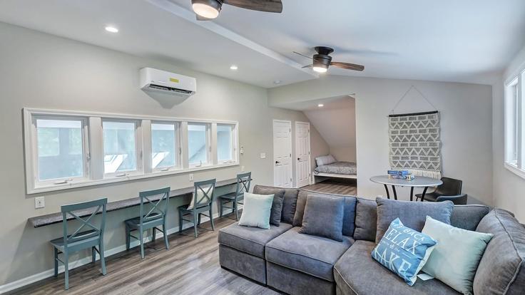 Building Ballycastle Road - avantstay - 1027251 - USA adresindeki bir dairede modern mobilyalarla zarif bir şekilde tasarlanmış oturma odası Lake Norman of Iredell, Lake Norman of Iredell Building Ballycastle Road - avantstay - 1027251 - USA adresindeki bir dairede modern mobilyalarla zarif bir şekilde tasarlanmış oturma odası Lake Norman of Iredell, Lake Norman of Iredell