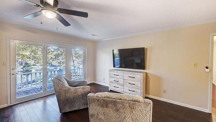 Salle de séjour élégante avec mobilier moderne dans un appartement à Building Blades Trail - avantstay - 1027254 - USA à Westport, Westport