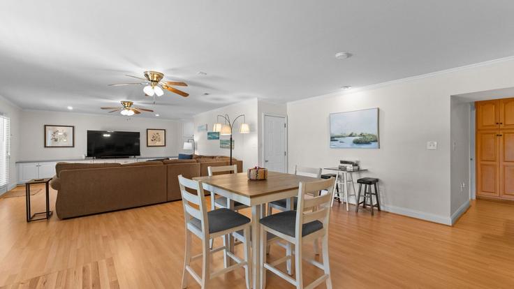 Building Wickford Lane - avantstay - 1027248 - USA adresindeki bir dairede modern mobilyalarla zarif bir şekilde tasarlanmış oturma odası Lake Norman of Catawba, Lake Norman of Catawba Building Wickford Lane - avantstay - 1027248 - USA adresindeki bir dairede modern mobilyalarla zarif bir şekilde tasarlanmış oturma odası Lake Norman of Catawba, Lake Norman of Catawba