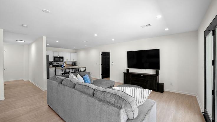 Building Belle Pines Court - avantstay - 1027274 - USA adresindeki bir dairede modern mobilyalarla zarif bir şekilde tasarlanmış oturma odası Lake Norman of Catawba, Lake Norman of Catawba Building Belle Pines Court - avantstay - 1027274 - USA adresindeki bir dairede modern mobilyalarla zarif bir şekilde tasarlanmış oturma odası Lake Norman of Catawba, Lake Norman of Catawba