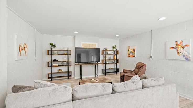 Mooresville MooresvilleのBuilding Spring Run Road - avantstay - 1027282 - USAのアパートメントにある、モダンな家具を備えたエレガントなデザインのリビングルーム